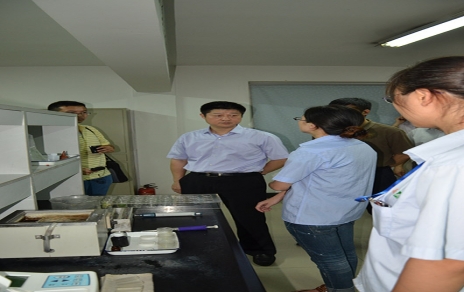 2012年7月20日嘉興市副市長(zhǎng)祝亞偉一行蒞臨蔬菜批發(fā)市場(chǎng)視察食品安全工作